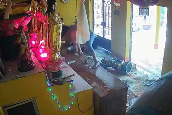 Giải cứu cô gái diễn xiếc trên... đường dây cáp quang-3