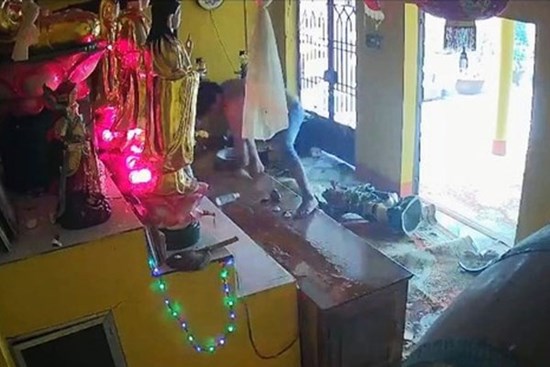 Nam thanh niên nghi 'ngáo đá' vào chùa đập phá tài sản