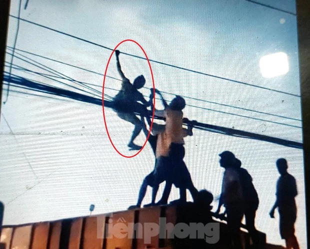 Giải cứu cô gái diễn xiếc trên... đường dây cáp quang-2