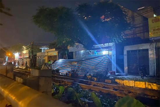 Hà Nội: Va chạm tàu hoả, cô gái trẻ tử vong