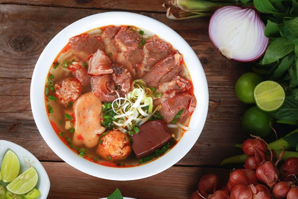 Đầu bếp Mỹ mê bún bò Huế, gọi suất đặc biệt, khen ngon hơn phở-4