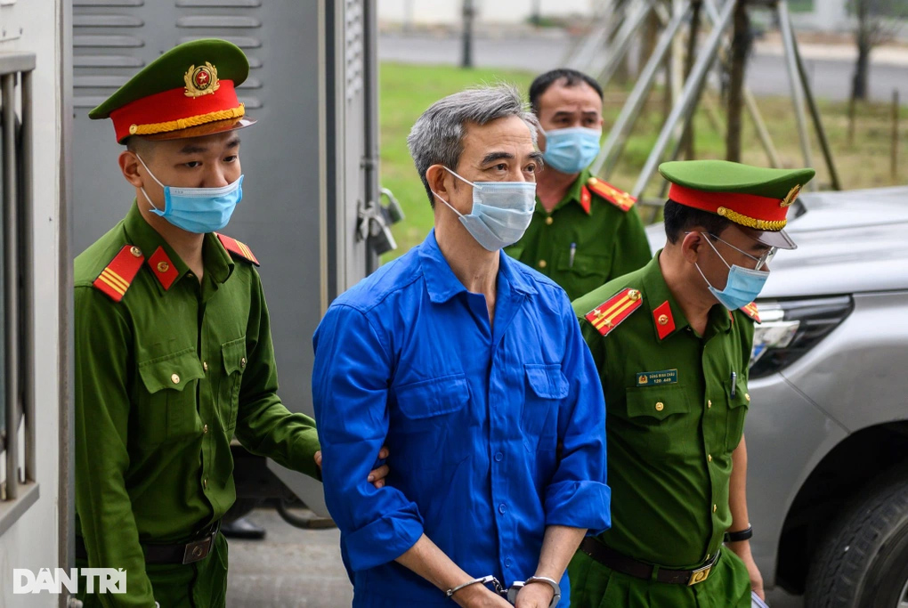 Cựu Giám đốc Viện Tim Hà Nội và 11 bị cáo khác hầu tòa-1