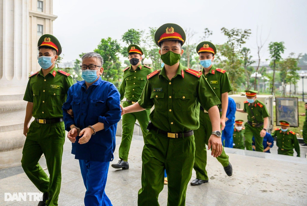 Cựu Giám đốc Viện Tim Hà Nội và 11 bị cáo khác hầu tòa-2