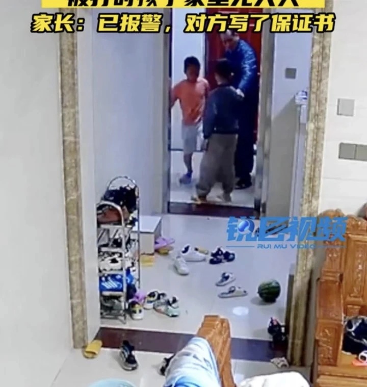 Khuyến khích cháu trai đánh bạn, người ông bị cộng đồng mạng chỉ trích dữ dội-2