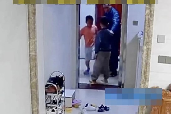 Khuyến khích cháu trai đánh bạn, người ông bị cộng đồng mạng chỉ trích dữ dội