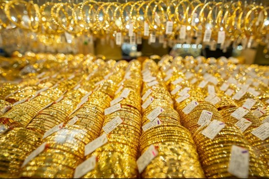 Giá vàng hôm nay 17/4: Áp lực bán tháo, vàng vẫn neo cao