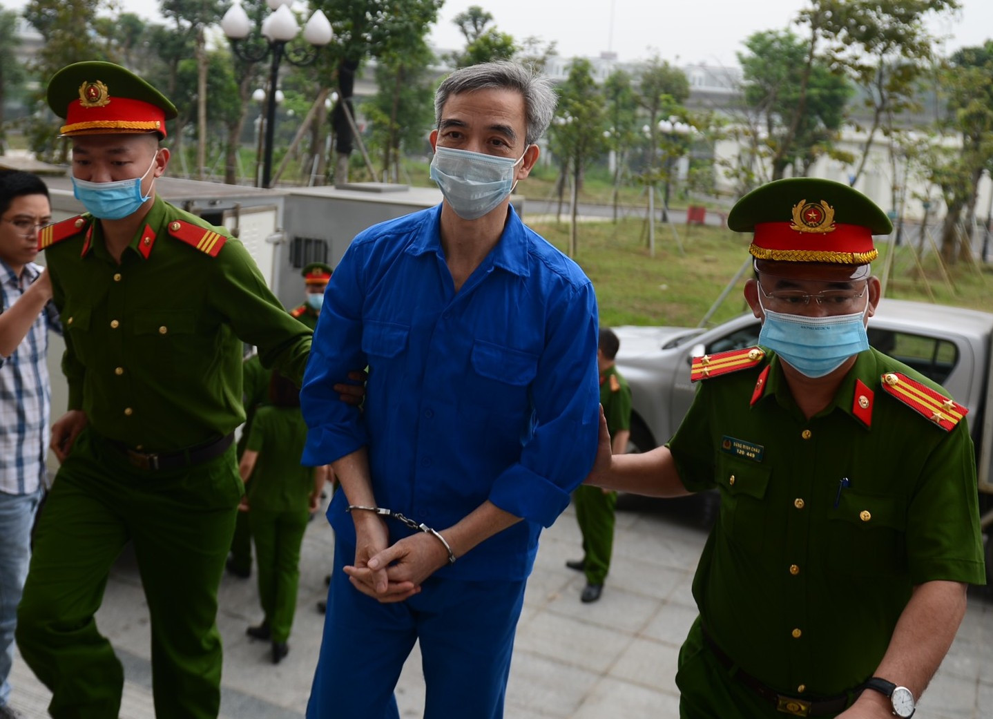 Hình ảnh dẫn giải cựu Giám đốc Bệnh viện Tim Hà Nội Nguyễn Quang Tuấn hầu tòa-1