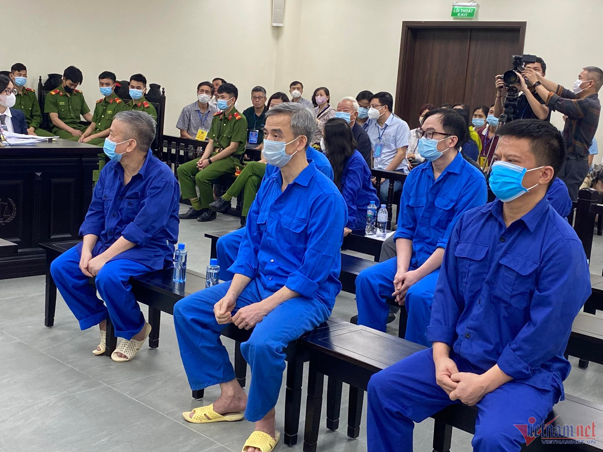 Hình ảnh dẫn giải cựu Giám đốc Bệnh viện Tim Hà Nội Nguyễn Quang Tuấn hầu tòa-5