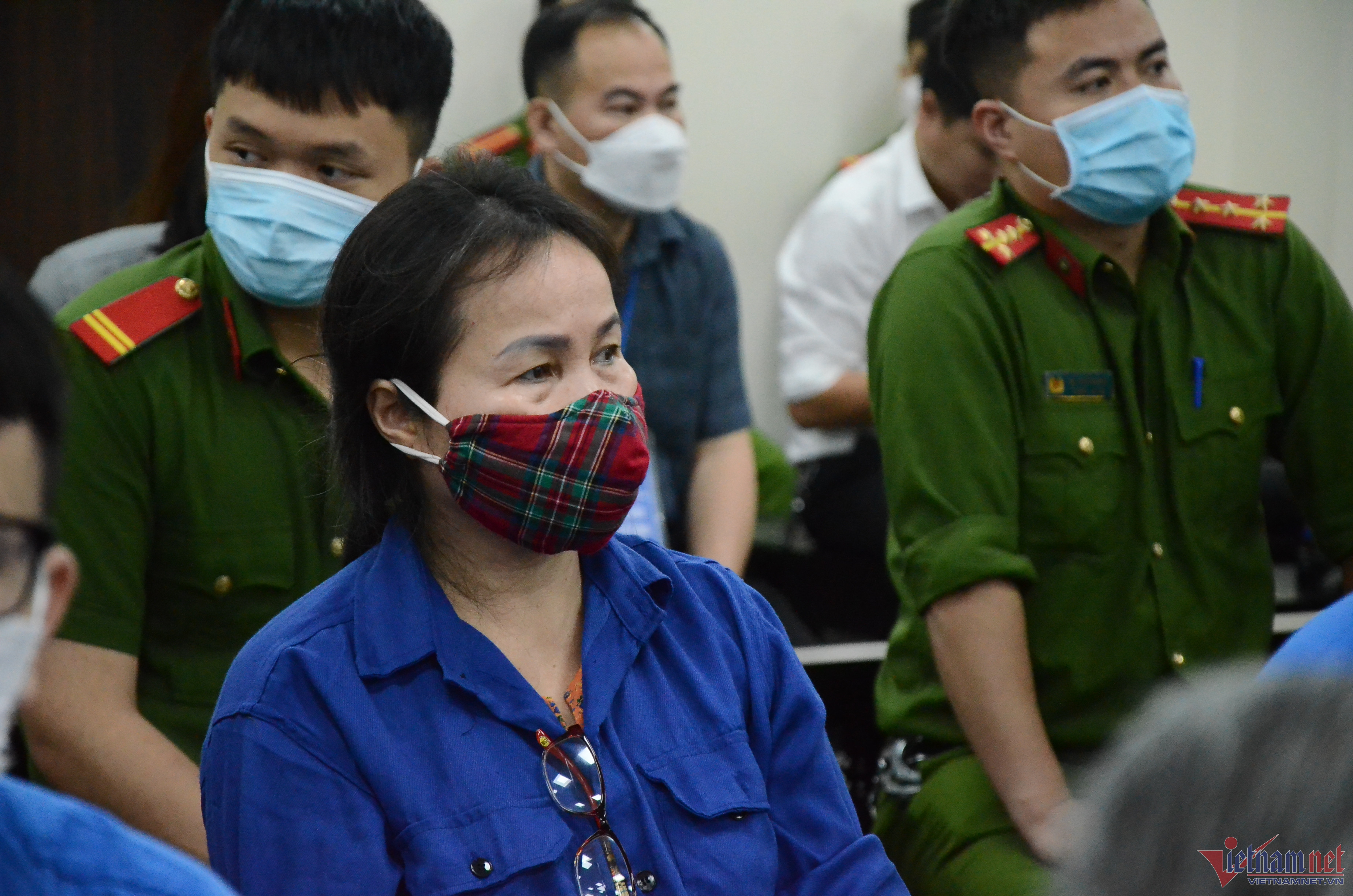 Hình ảnh dẫn giải cựu Giám đốc Bệnh viện Tim Hà Nội Nguyễn Quang Tuấn hầu tòa-6