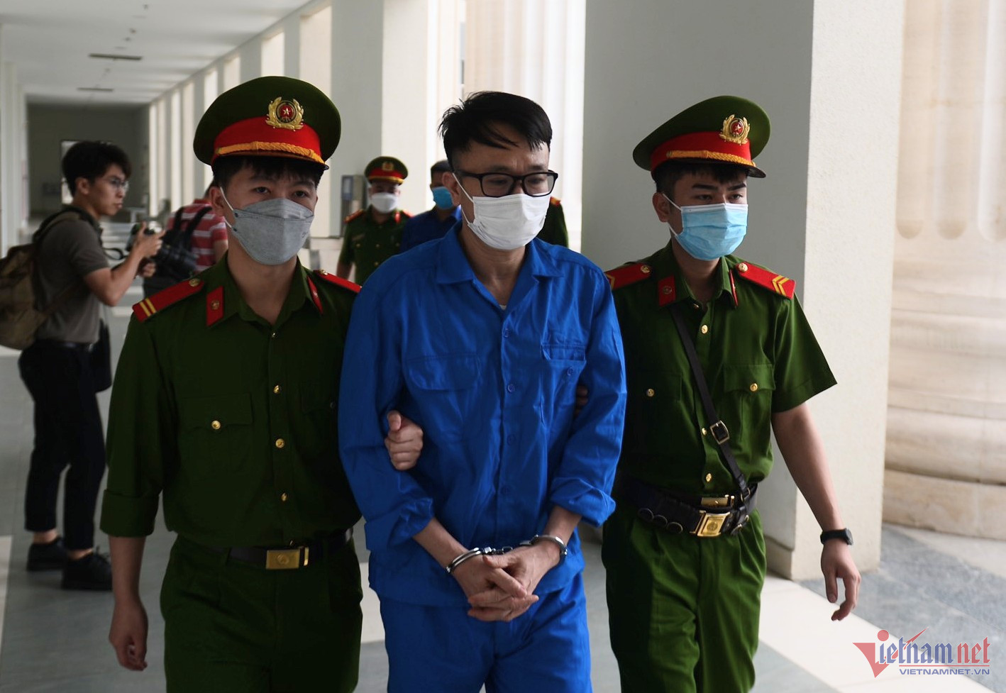 Hình ảnh dẫn giải cựu Giám đốc Bệnh viện Tim Hà Nội Nguyễn Quang Tuấn hầu tòa-4