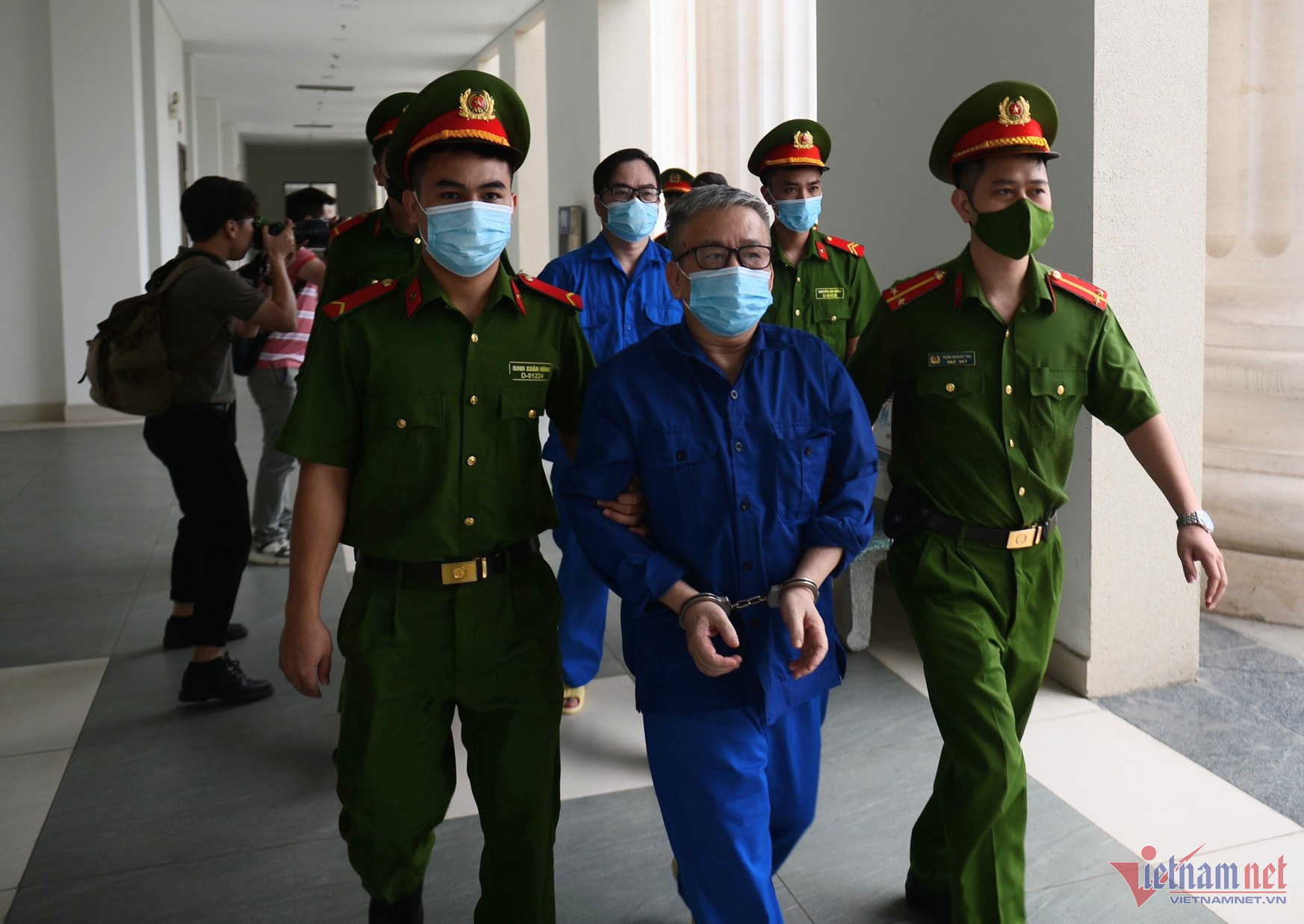 Hình ảnh dẫn giải cựu Giám đốc Bệnh viện Tim Hà Nội Nguyễn Quang Tuấn hầu tòa-3