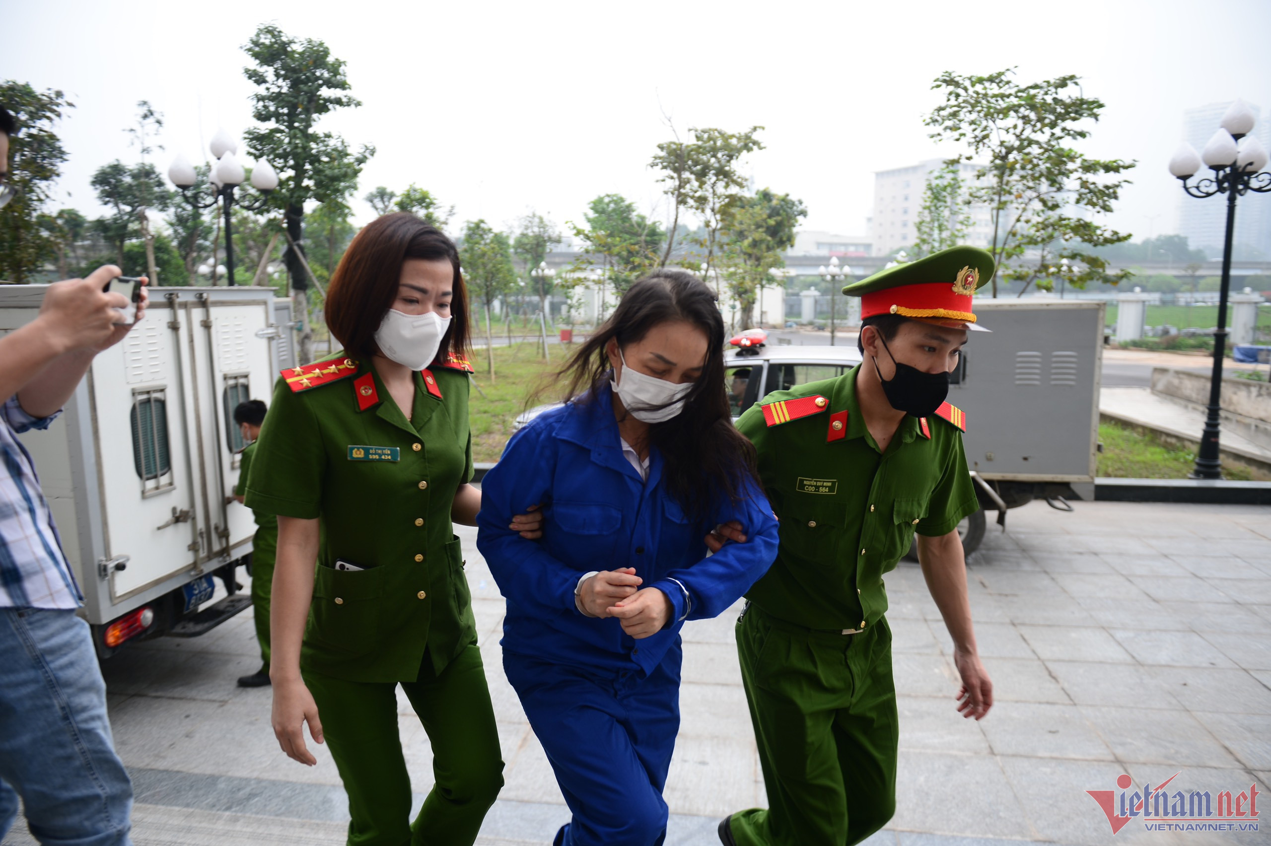 Hình ảnh dẫn giải cựu Giám đốc Bệnh viện Tim Hà Nội Nguyễn Quang Tuấn hầu tòa-2