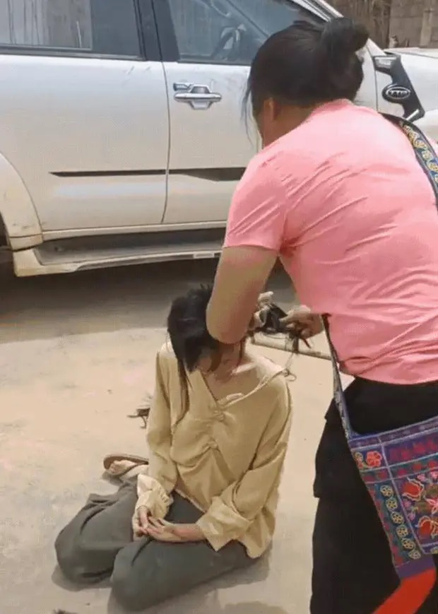 Mẹ lôi xềnh xệch con ra giữa phố, cắt tóc thị uy để con biết nghe lời: Dạy dỗ chưa thấy, chỉ khiến con tổn thương tinh thần cả đời-1