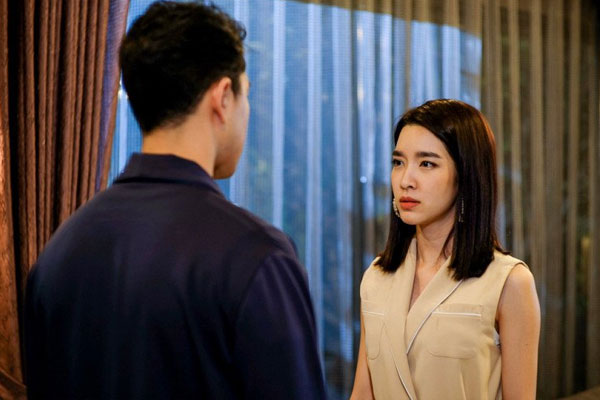 Chồng cũ tha thiết tặng căn hộ 3 tỷ xin hàn gắn, nhưng vừa nhìn danh thiếp tôi đưa, anh vội đỏ mặt quay đi-1