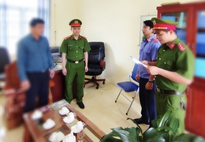 Bắt tạm giam hiệu trưởng dâm ô 2 học sinh lớp 9-1