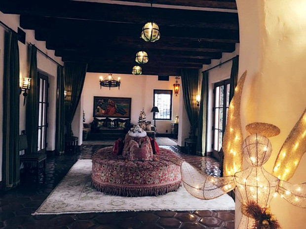 Sau thừa nhận rớt đài và dính nợ, vị tỷ phú từng dính lùm xùm trong tình yêu với Ngọc Trinh khoe không gian sống bình yên-16