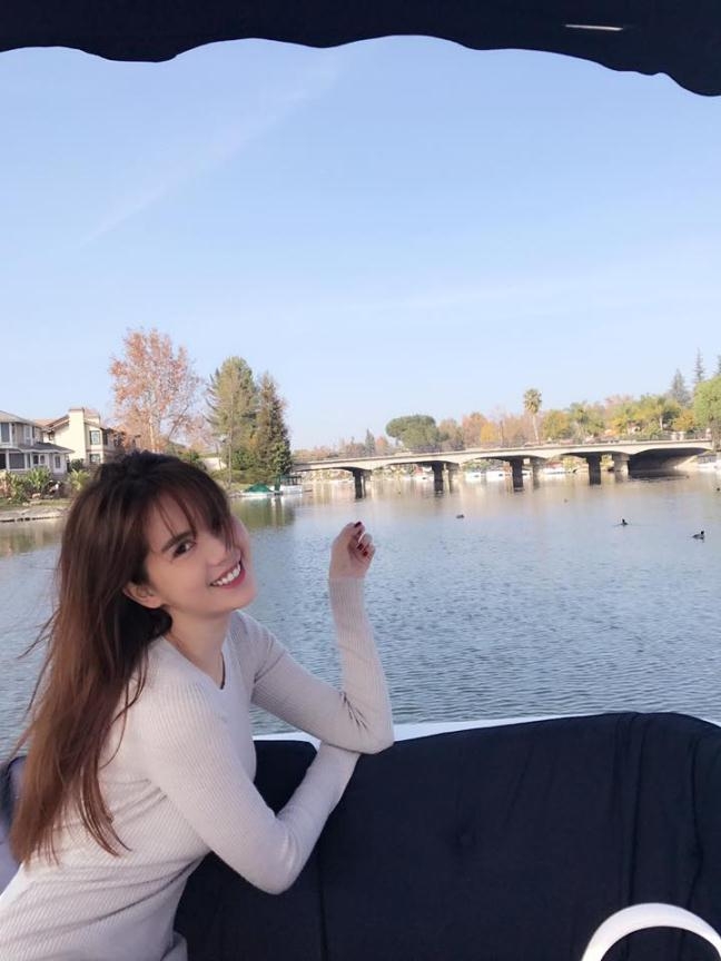 Sau thừa nhận rớt đài và dính nợ, vị tỷ phú từng dính lùm xùm trong tình yêu với Ngọc Trinh khoe không gian sống bình yên-25