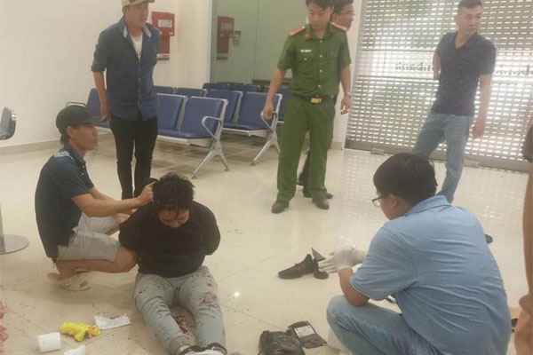 Phát hiện chồng thoi thóp, vợ tử vong với vết thương ở cổ-2