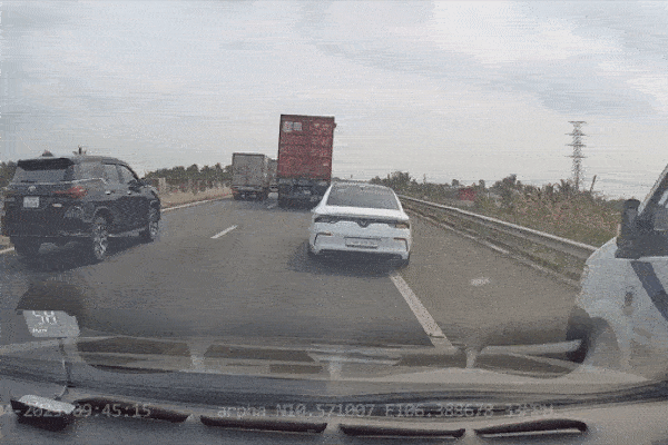 Va chạm với xe đầu kéo, ôtô hư hỏng nặng-1