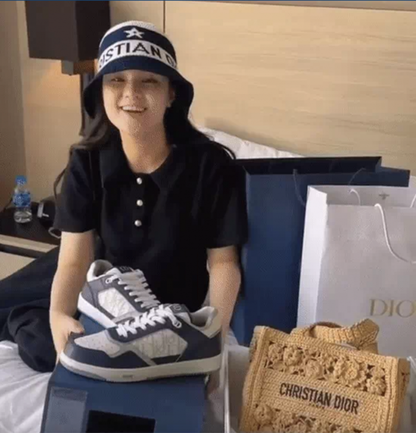 Tiểu thư nhà cựu chủ tịch CLB Sài Gòn đi chân đất sắm đồ trăm triệu, yêu nữ hàng hiệu có khác!-2