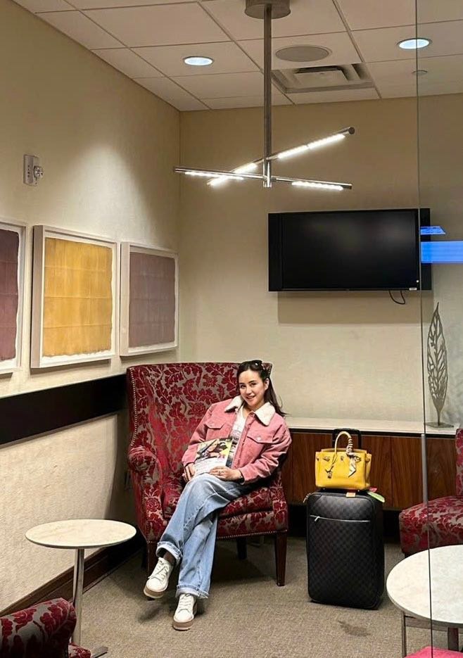 Soi thời trang bỉm sữa mỗi lần đi sân bay của bà mẹ 3 con Vy Oanh-3