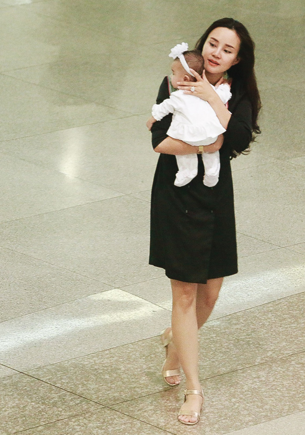Soi thời trang bỉm sữa mỗi lần đi sân bay của bà mẹ 3 con Vy Oanh-4