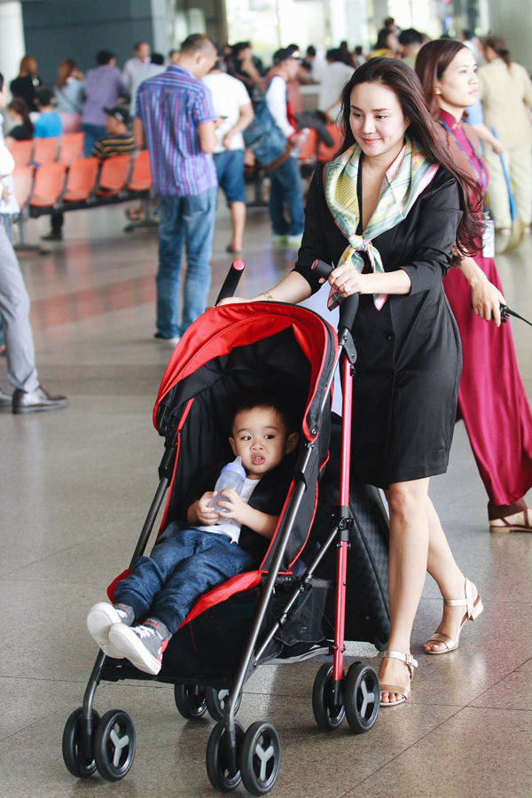 Soi thời trang bỉm sữa mỗi lần đi sân bay của bà mẹ 3 con Vy Oanh-5