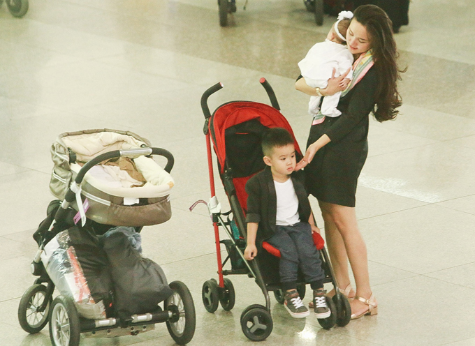 Soi thời trang bỉm sữa mỗi lần đi sân bay của bà mẹ 3 con Vy Oanh-7