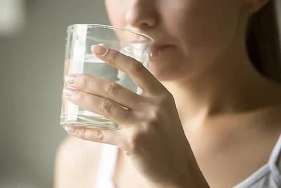 Người phụ nữ phát hiện mắc ung thư tuyến giáp từ một dấu hiệu lạ khi uống nước, ai thấy cũng “phát hoảng”