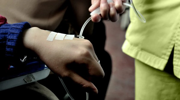 Người phụ nữ phát hiện mắc ung thư tuyến giáp từ một dấu hiệu lạ khi uống nước, ai thấy cũng phát hoảng”-4