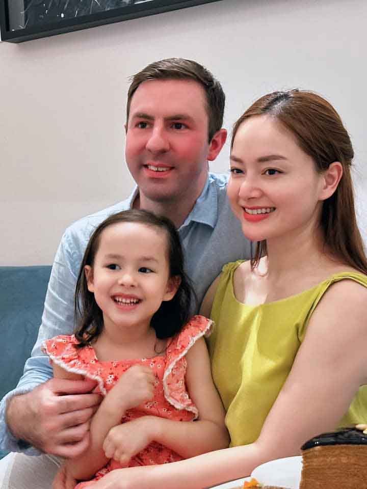 Diễn viên Lan Phương bất ngờ phải chống nạng trở lại-2