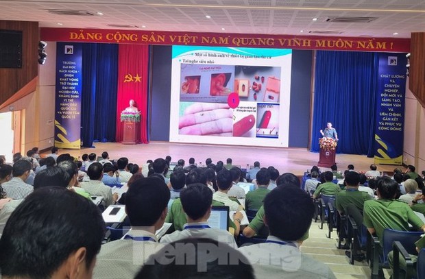 Thiết bị siêu nhỏ được thí sinh sử dụng để gian lận trong thi tốt nghiệp THPT như thế nào?-1