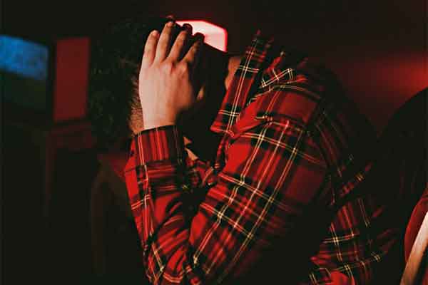 Gọi điện cho chủ nợ, tôi bất ngờ khi biết bí mật bị giấu kín-1