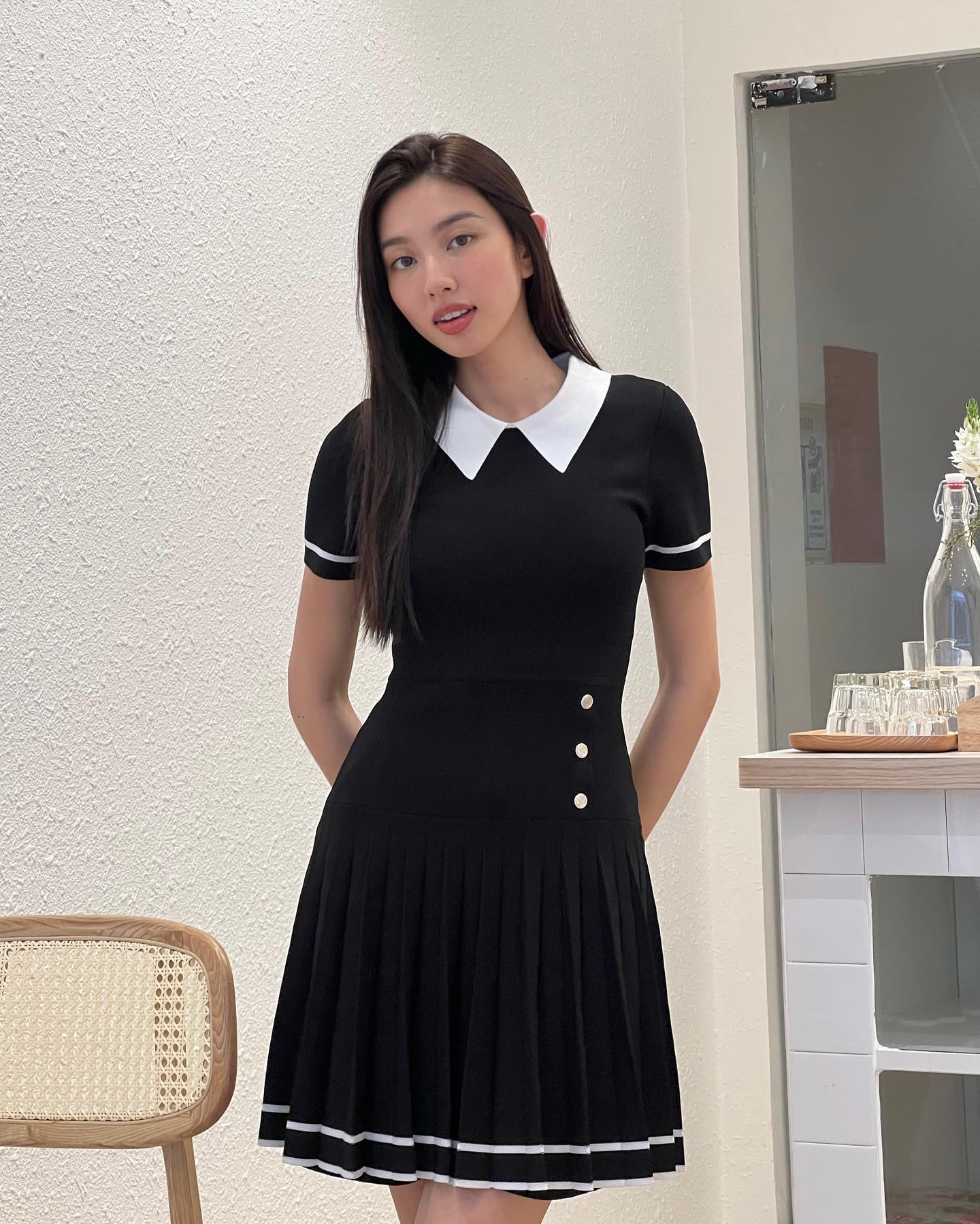 Diện trang phục màu đen trẻ trung và sang trọng như sao Việt-1