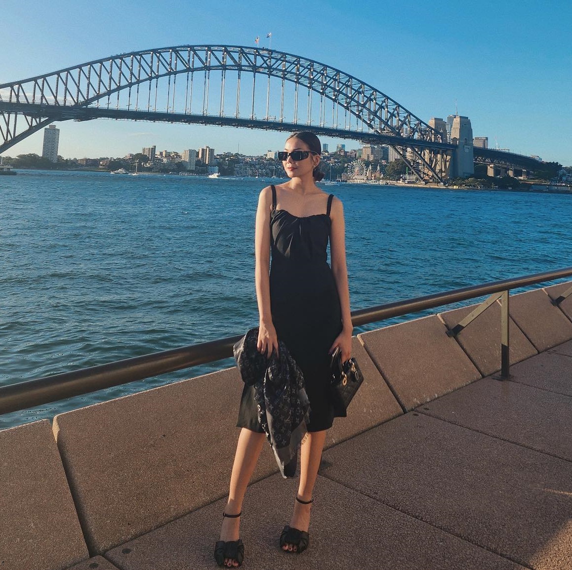 Diện trang phục màu đen trẻ trung và sang trọng như sao Việt-4