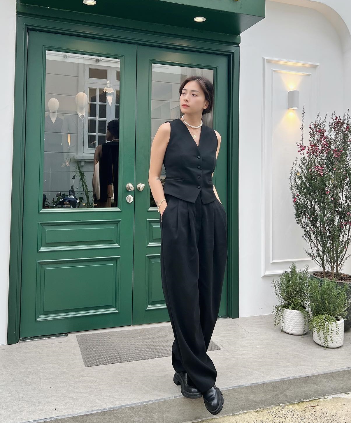 Diện trang phục màu đen trẻ trung và sang trọng như sao Việt-6