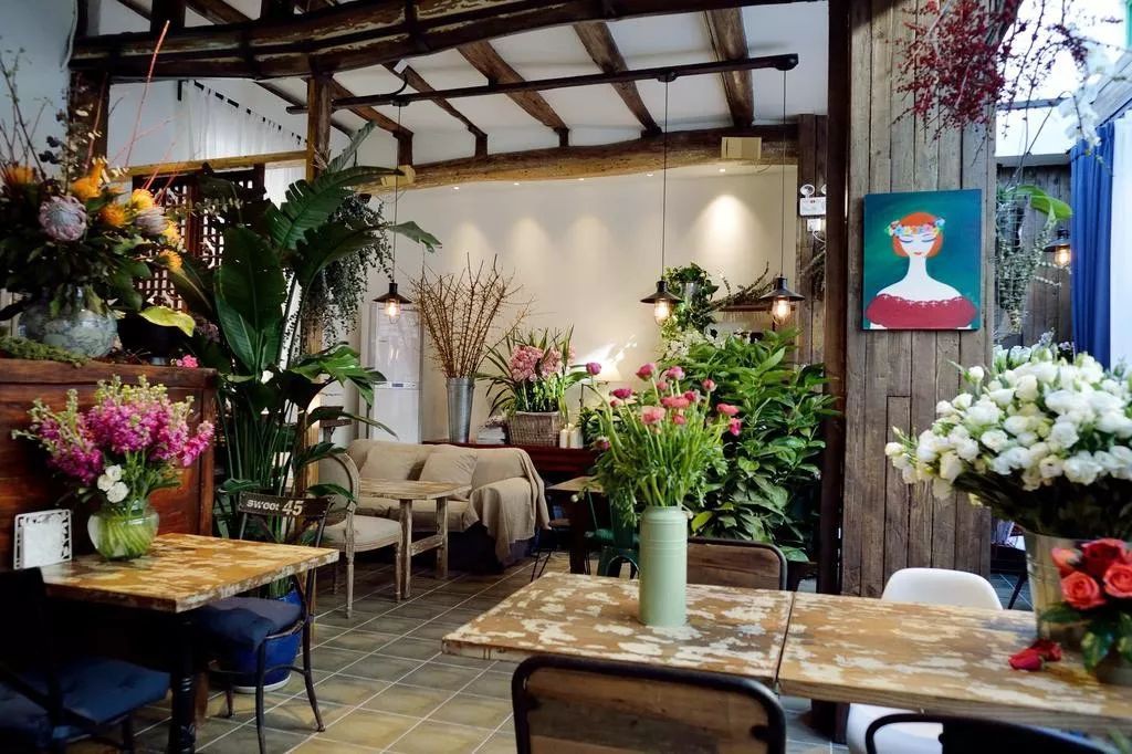 Cô gái trẻ cải tạo đất, mua giống hoa, biến sân nhà thành khu vườn đẹp lung linh-11