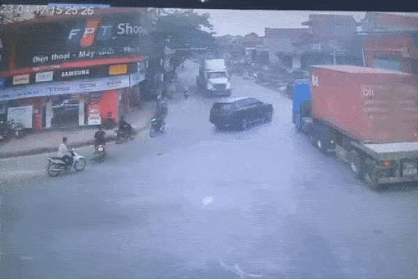 Va chạm với xe đầu kéo, ôtô hư hỏng nặng