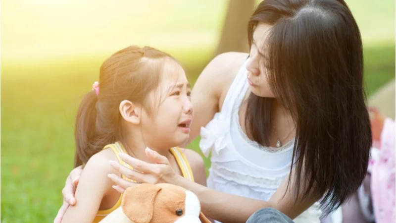 Trẻ mất bình tĩnh thường la hét, đập đồ, cha mẹ nên xử lý như thế nào cho đúng?-2