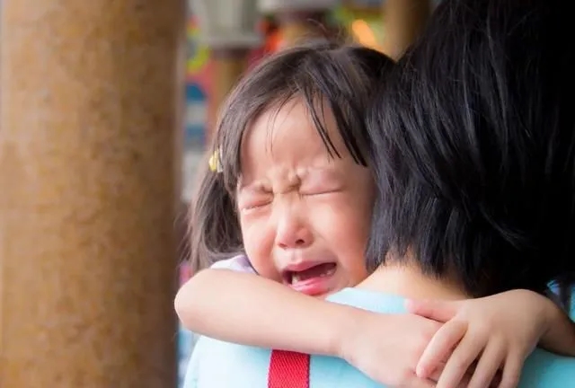 Trẻ mất bình tĩnh thường la hét, đập đồ, cha mẹ nên xử lý như thế nào cho đúng?-3