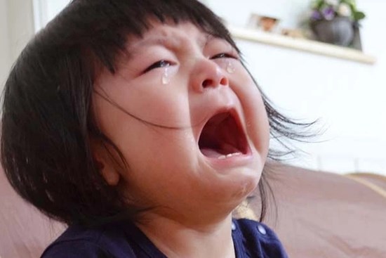 Trẻ mất bình tĩnh thường la hét, đập đồ, cha mẹ nên xử lý như thế nào cho đúng?