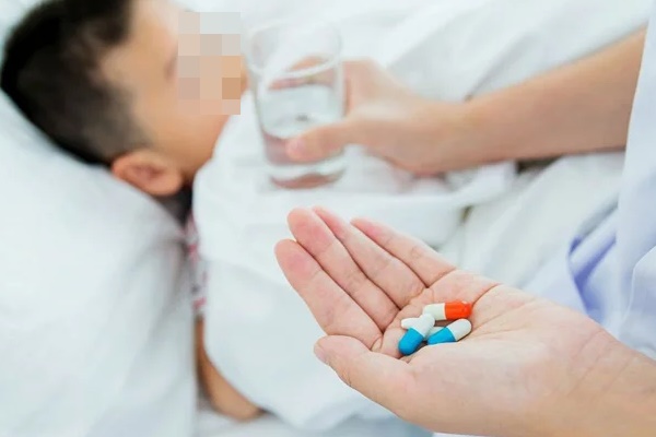 Sai lầm kinh điển của cha mẹ khi con sốt, coi chừng đang hại con-1