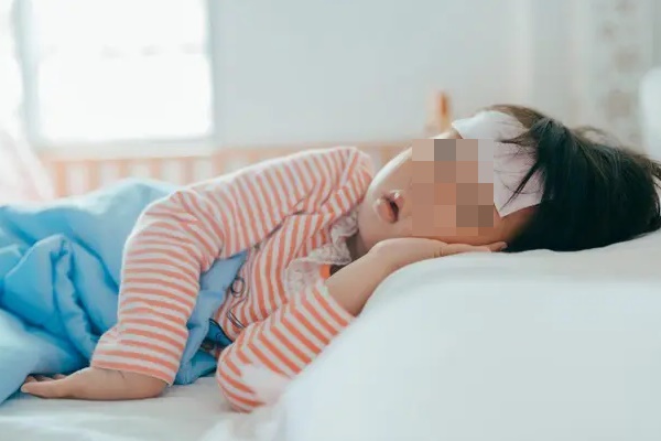 Sai lầm kinh điển của cha mẹ khi con sốt, coi chừng đang hại con-3