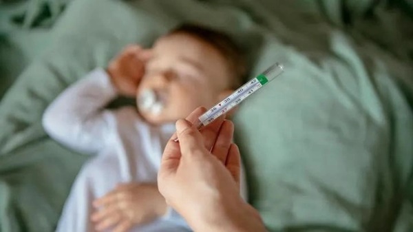 Sai lầm kinh điển của cha mẹ khi con sốt, coi chừng đang hại con-4