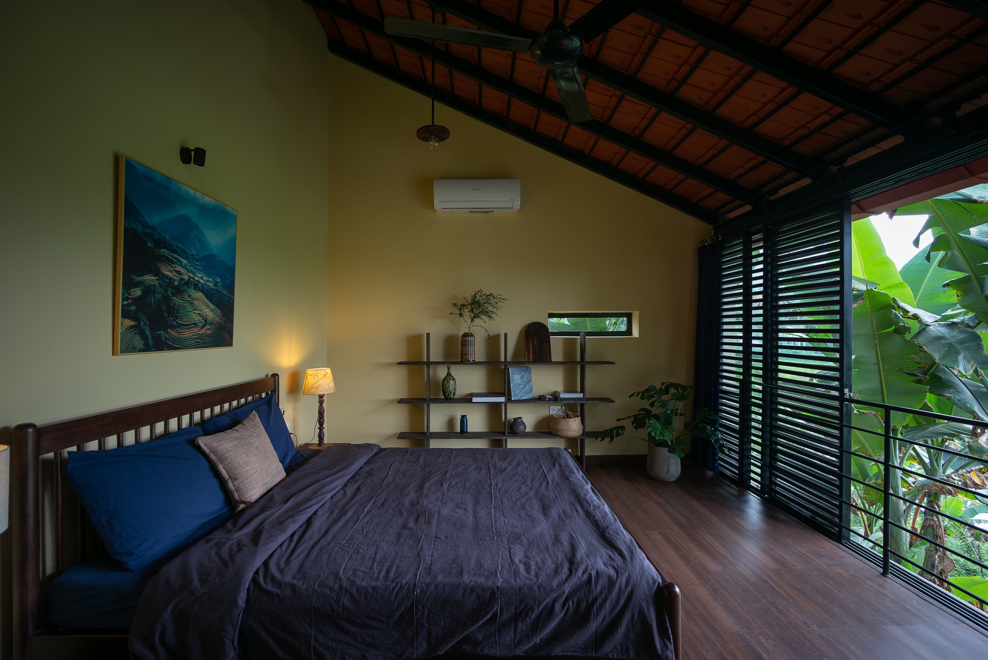 Con trai xây tặng bố mẹ căn nhà chìm trong thảm thực vật lạc giữa làng quê thanh bình-7