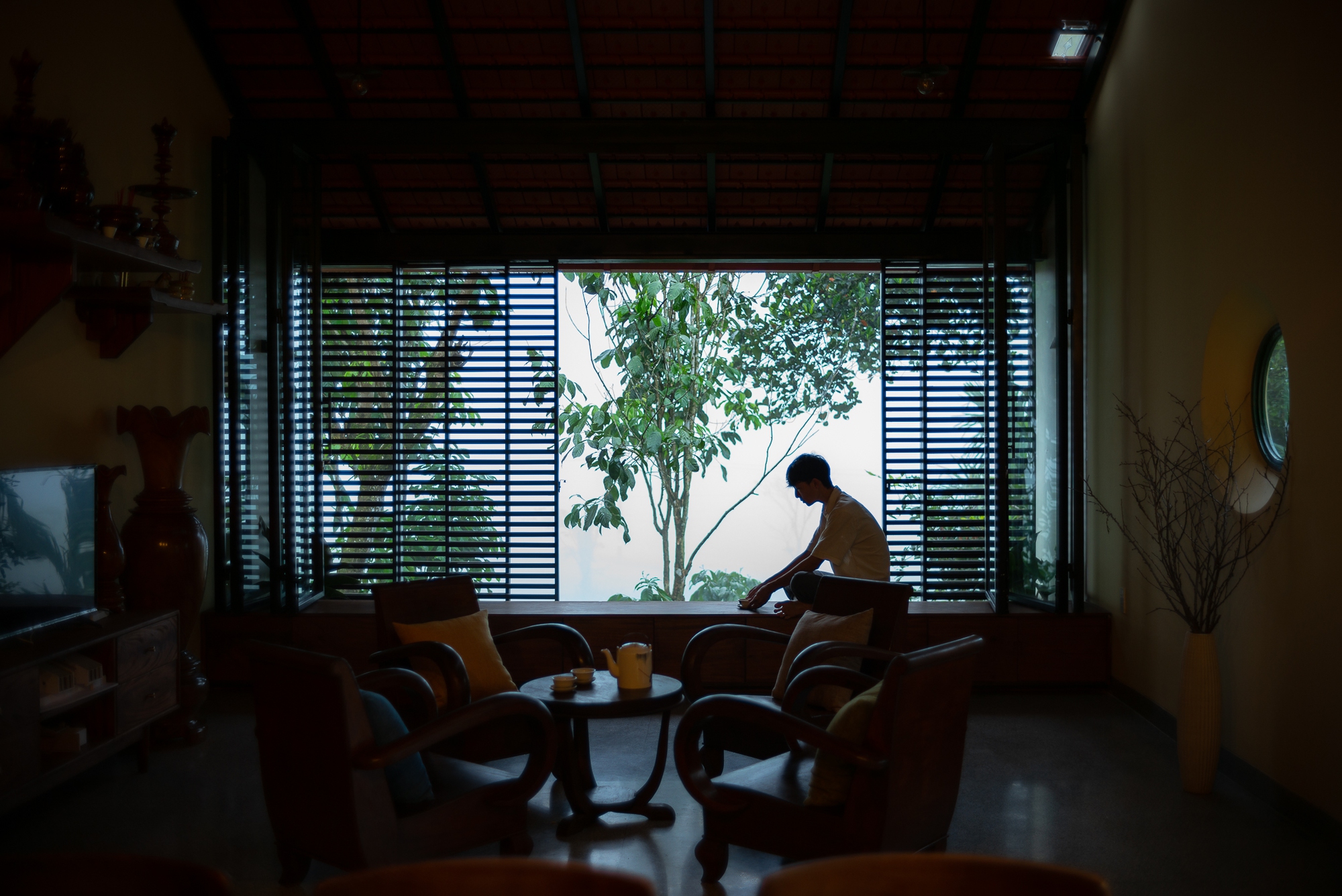 Con trai xây tặng bố mẹ căn nhà chìm trong thảm thực vật lạc giữa làng quê thanh bình-8