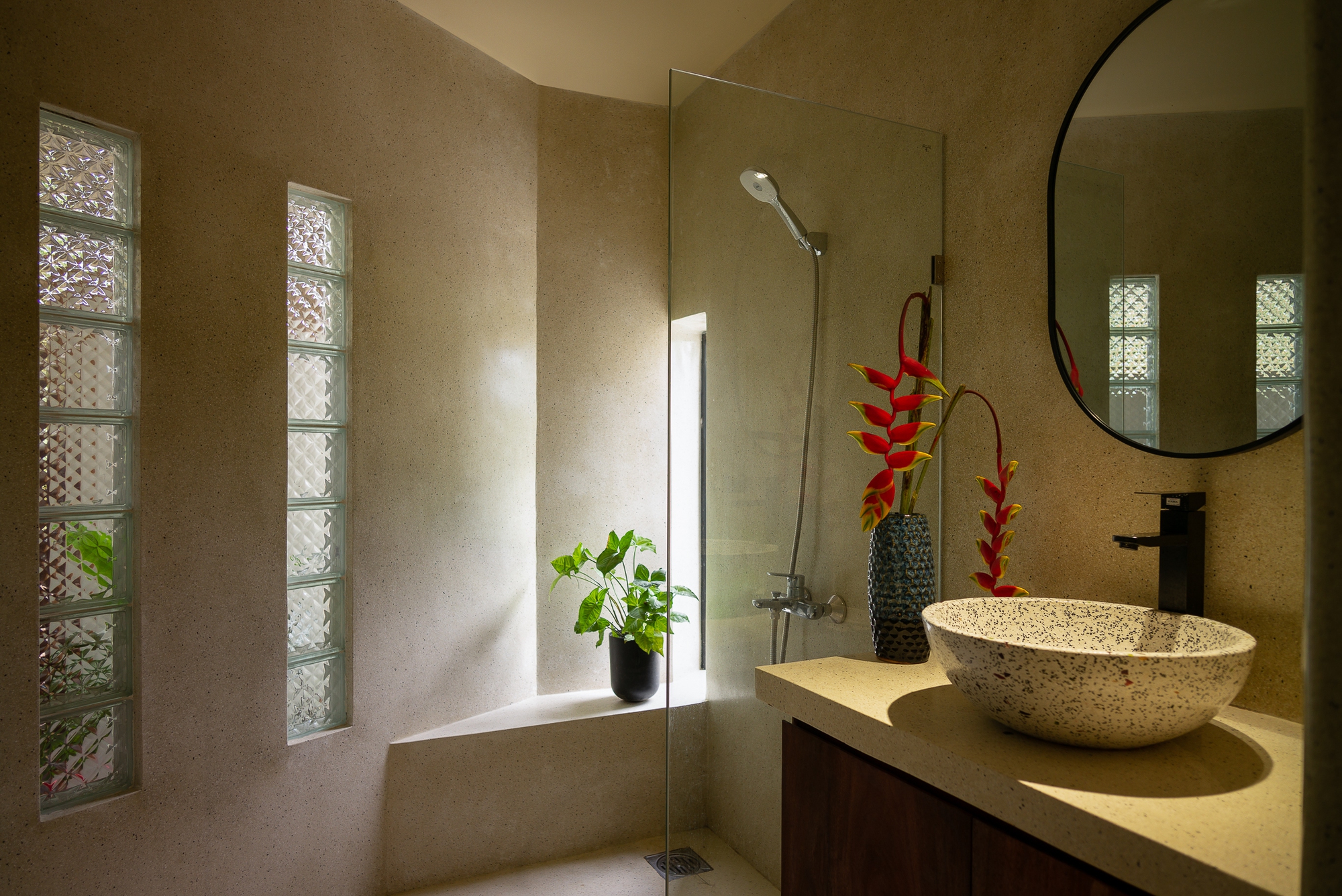 Con trai xây tặng bố mẹ căn nhà chìm trong thảm thực vật lạc giữa làng quê thanh bình-12