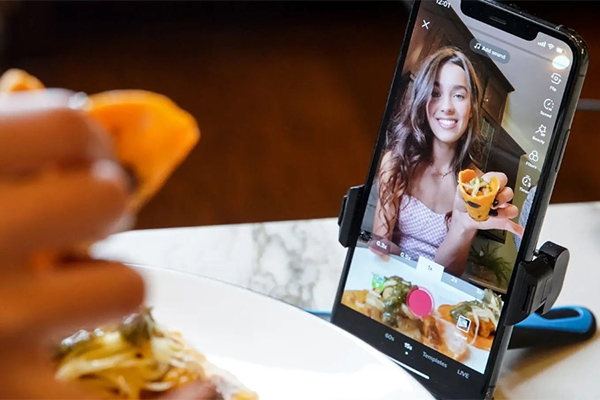 Nữ TikToker bị ném đá vì ăn ké đám cưới người lạ-3