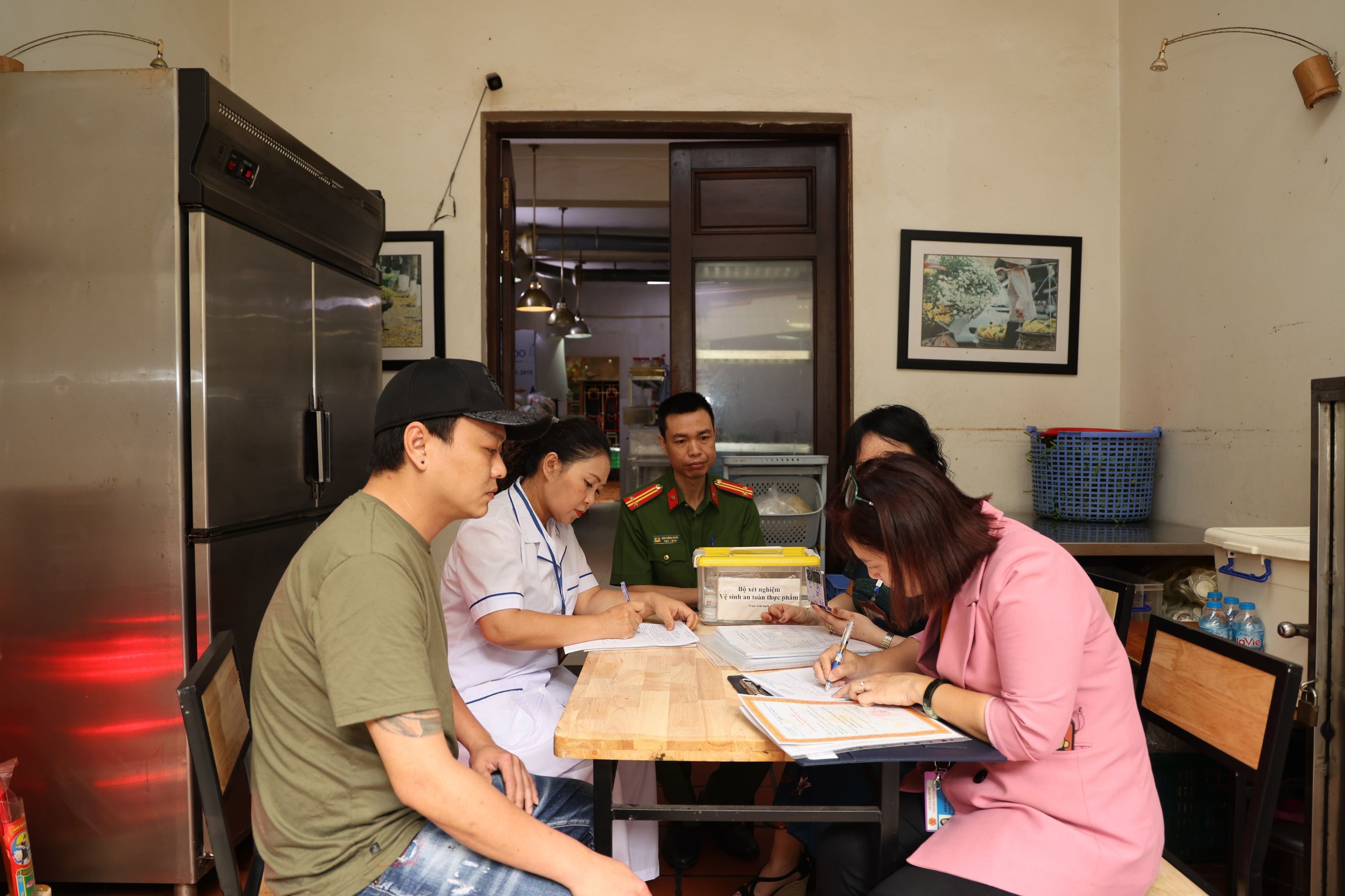 Nhà hàng ở Hà Nội bị tố cho khách dùng nước lẩu thừa, lãnh đạo phường lên tiếng-5