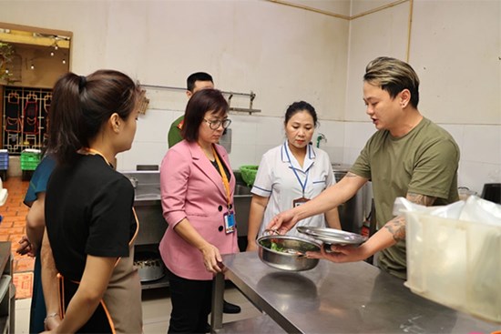 Vụ nhà hàng cho khách dùng nước lẩu thừa: Đuổi việc nhân viên phục vụ